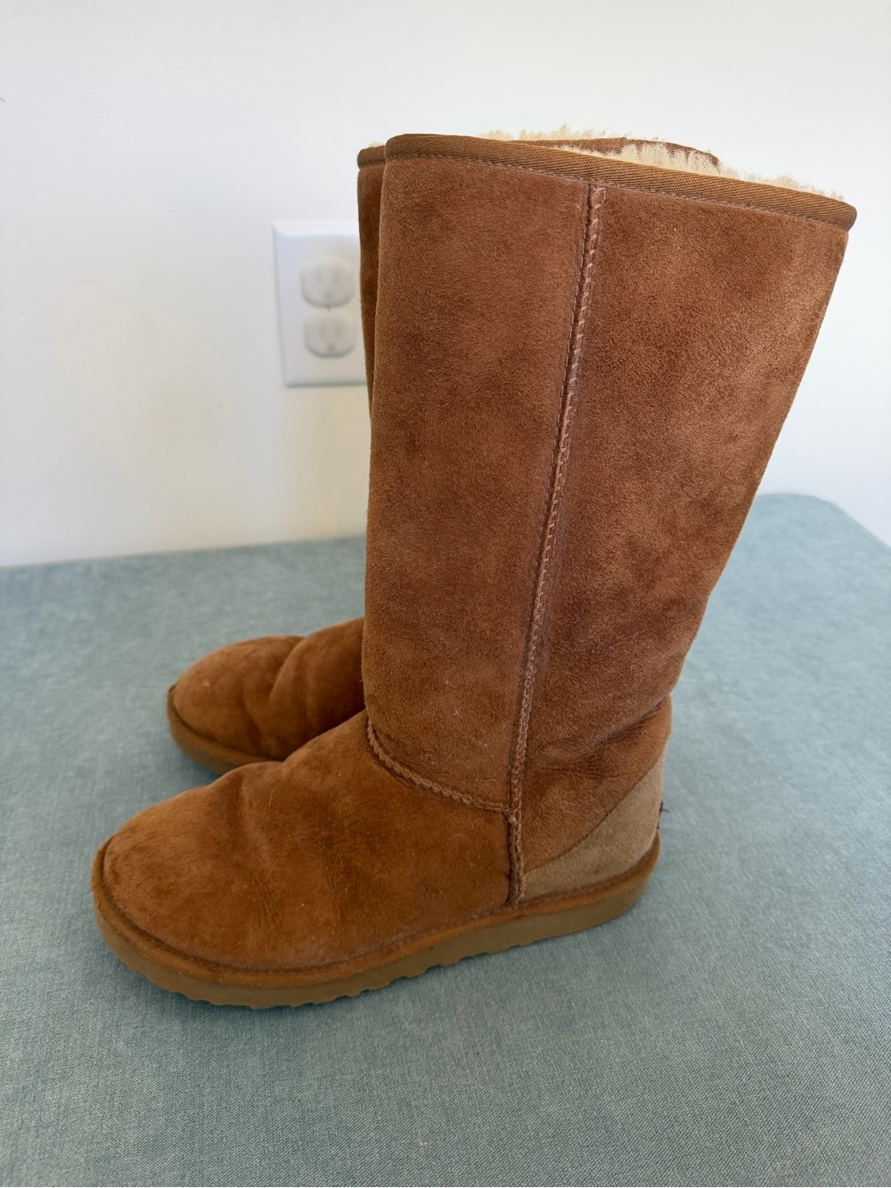 Women’s Classic Uggs size 8